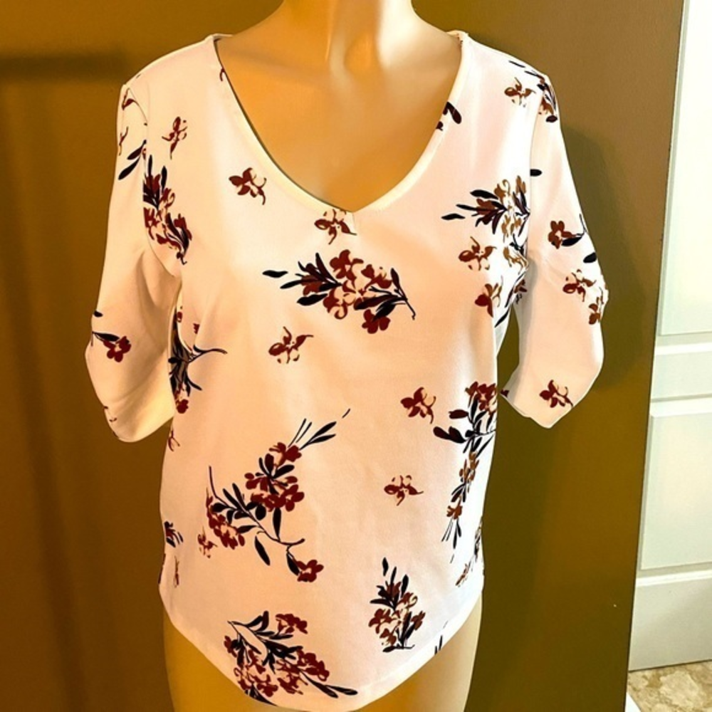 Floral V Neck‎ Top/Shirt White Top with floral design Medium Ann Taylor